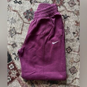 Nike jogging pants 
Size small 
Purple 
Lightly used